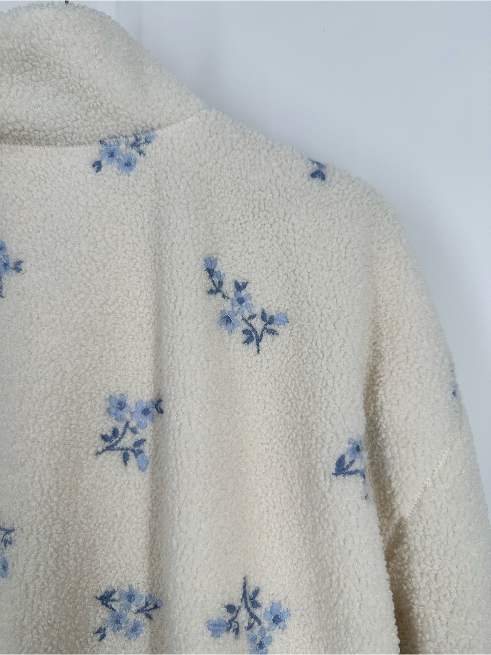 HOLLISTER Embroidered Floral Sherpa Teddy Fleece Zipper Jacket - Picture 7 of 16